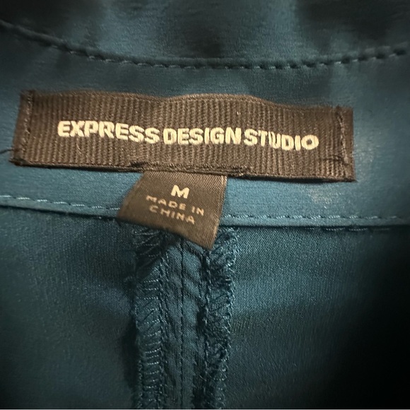 Express Designs Studio Short Sleeve Ruffled Empire Buckle Waist Zip Blouse M - Picture 8 of 11